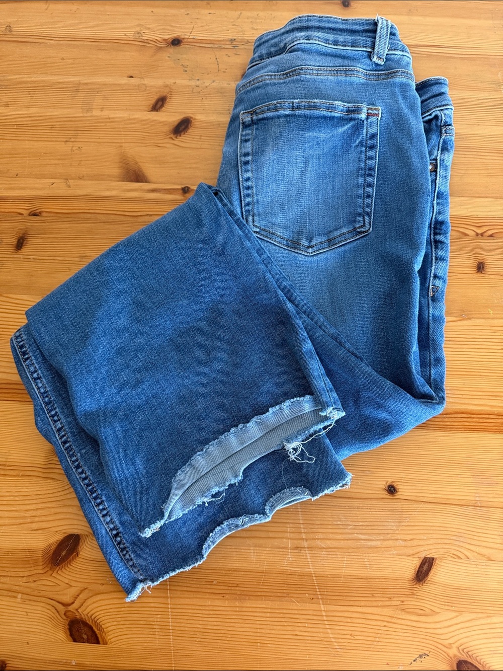Women’s Ankle Crop Denim Jeans in Medium Blue